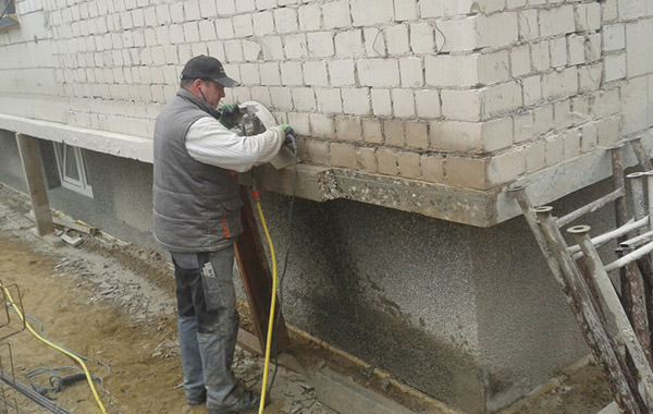 Wandsägearbeiten an einer Betonwand