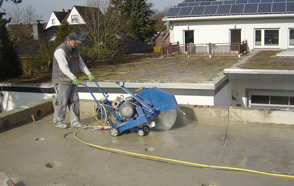 Fugenschneiden auf einer Betonfläche