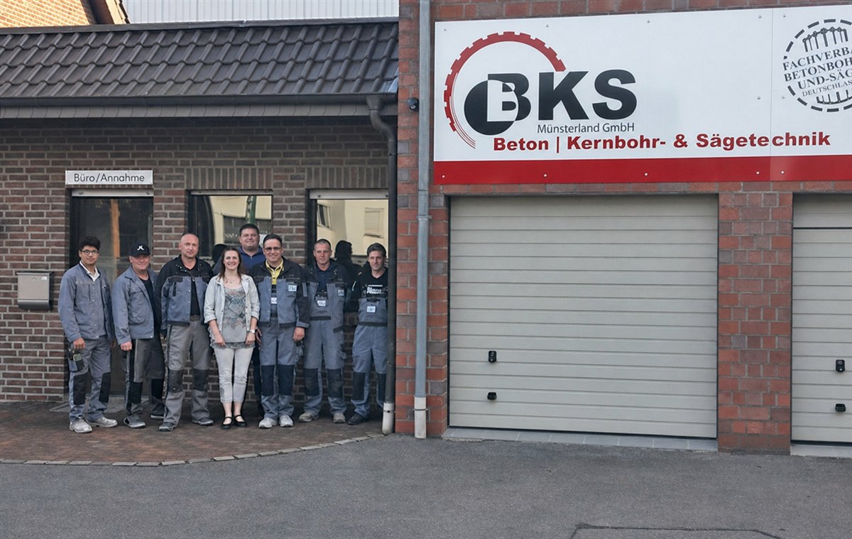 Das Team der BKS Münsterland GmbH vor dem Firmengebäude in Rheine